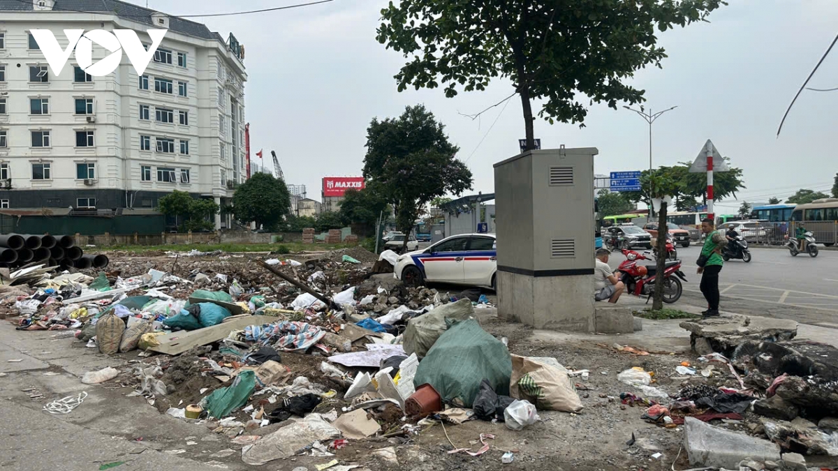 Đường Đồng Tàu biến thành bãi rác tự phát sau giải phóng mặt bằng