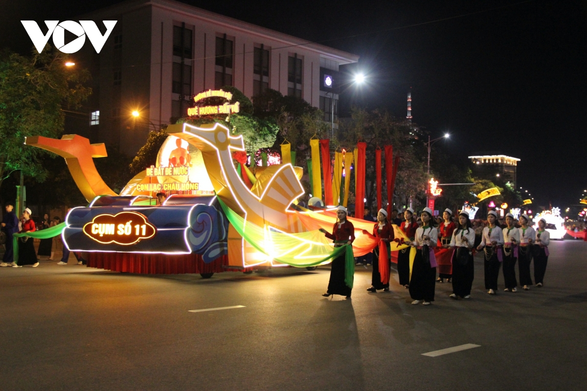 ruc ro sac mau tai le hoi van hoa dan gian duong pho thanh am nguon coi hinh anh 1