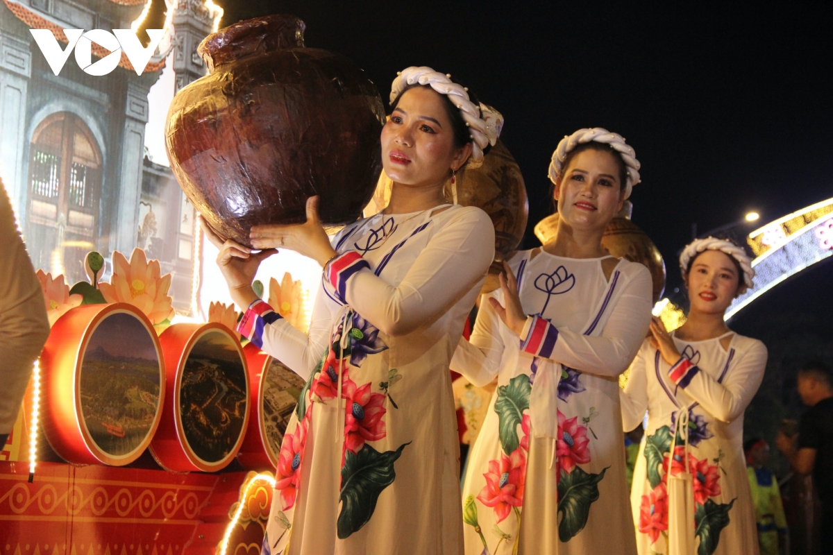 ruc ro sac mau tai le hoi van hoa dan gian duong pho thanh am nguon coi hinh anh 2