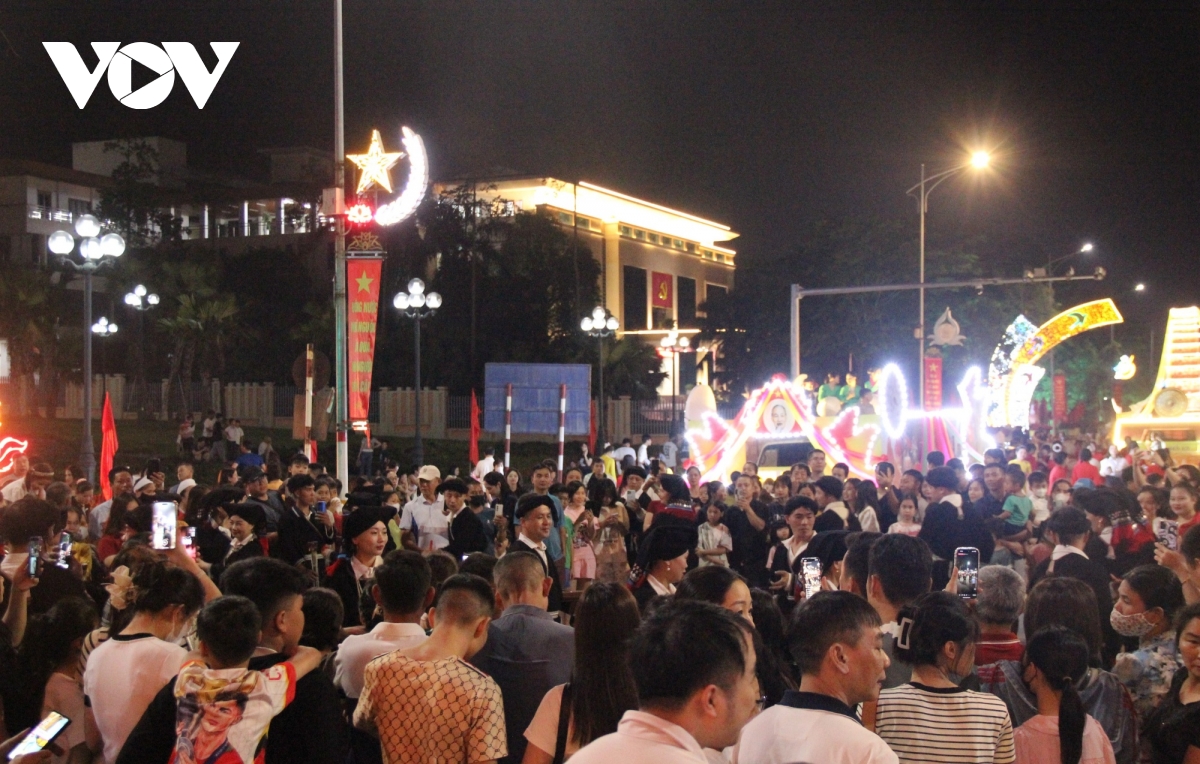 ruc ro sac mau tai le hoi van hoa dan gian duong pho thanh am nguon coi hinh anh 4