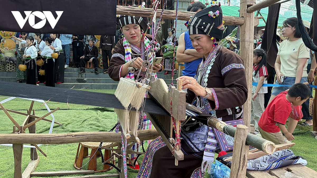 kham pha phien cho vung cao sac mau lai chau giua long ha noi hinh anh 3