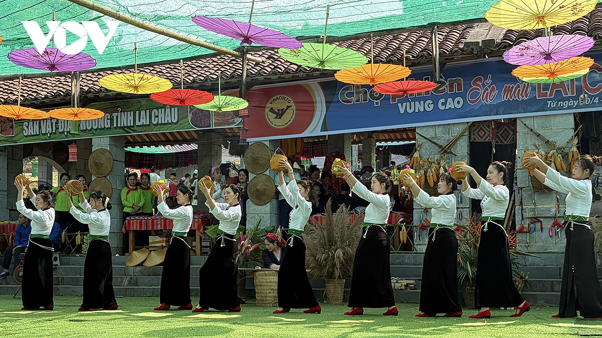 kham pha phien cho vung cao sac mau lai chau giua long ha noi hinh anh 2