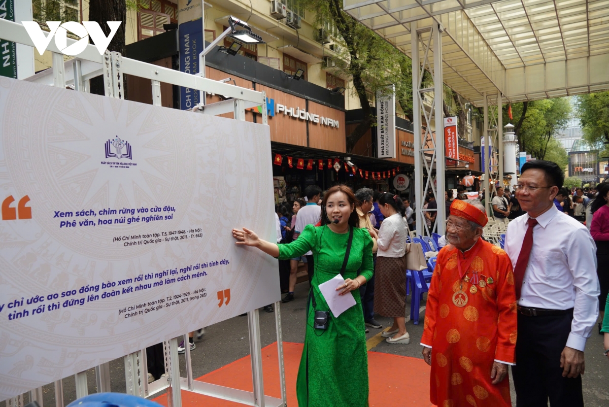 tp.hcm dua sach den khu chung cu, benh vien huong ung ngay sach va van hoa doc hinh anh 2