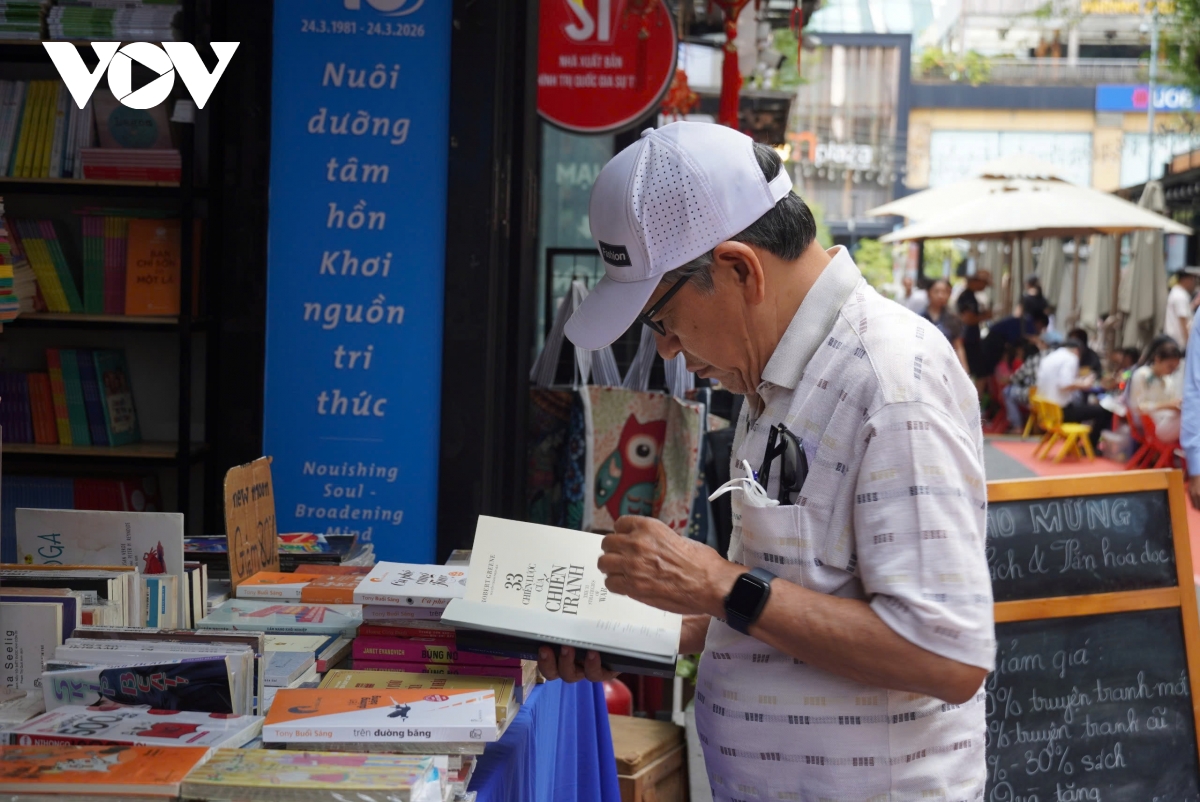 tp.hcm dua sach den khu chung cu, benh vien huong ung ngay sach va van hoa doc hinh anh 3