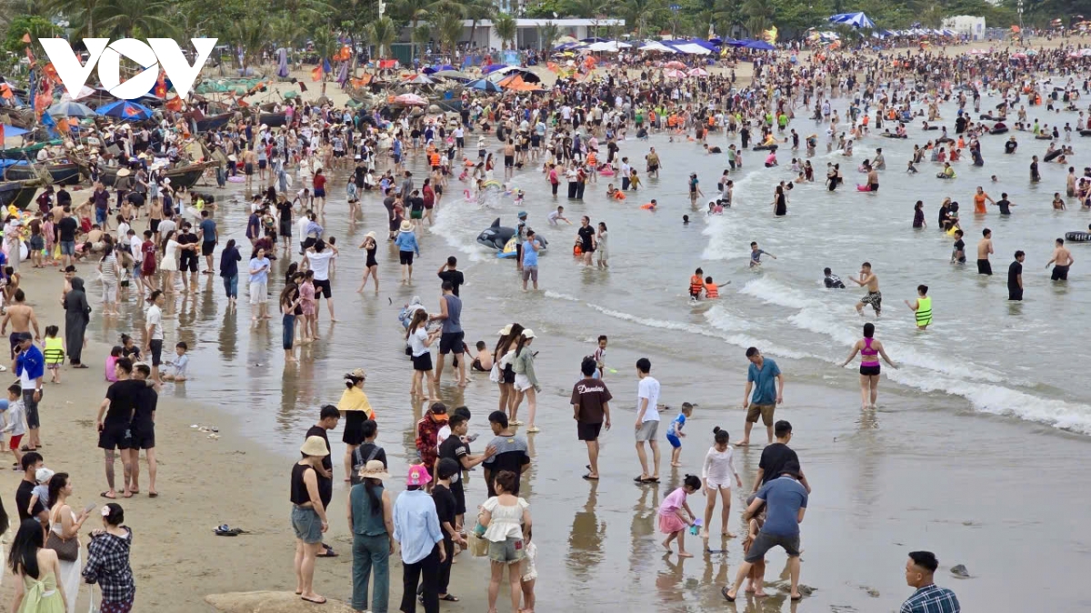 cong khai duong day nong, hang van du khach phu kin bien sam son dip 30 4 hinh anh 4