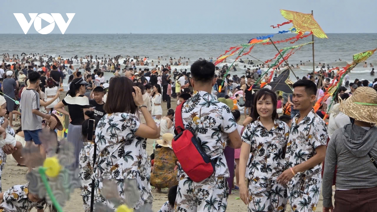 cong khai duong day nong, hang van du khach phu kin bien sam son dip 30 4 hinh anh 7