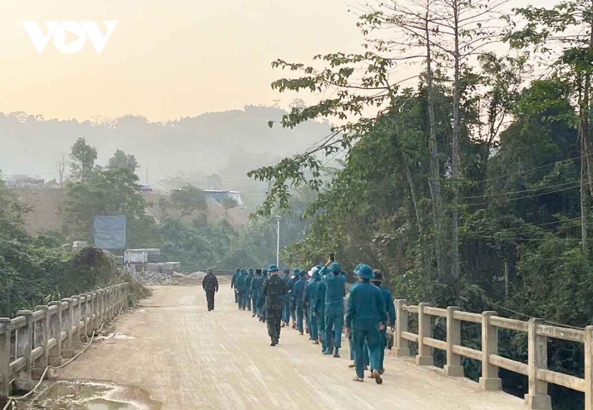 bo doi Da nang ra quan xay dung truong hoc noi bien gioi hinh anh 1