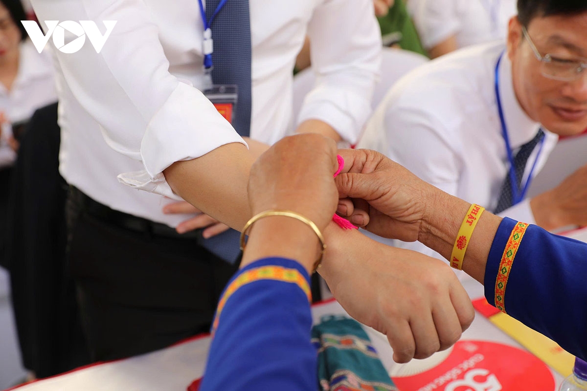 ron rang tet te nuoc bun huot nam cua nguoi lao o tinh Dien bien hinh anh 5