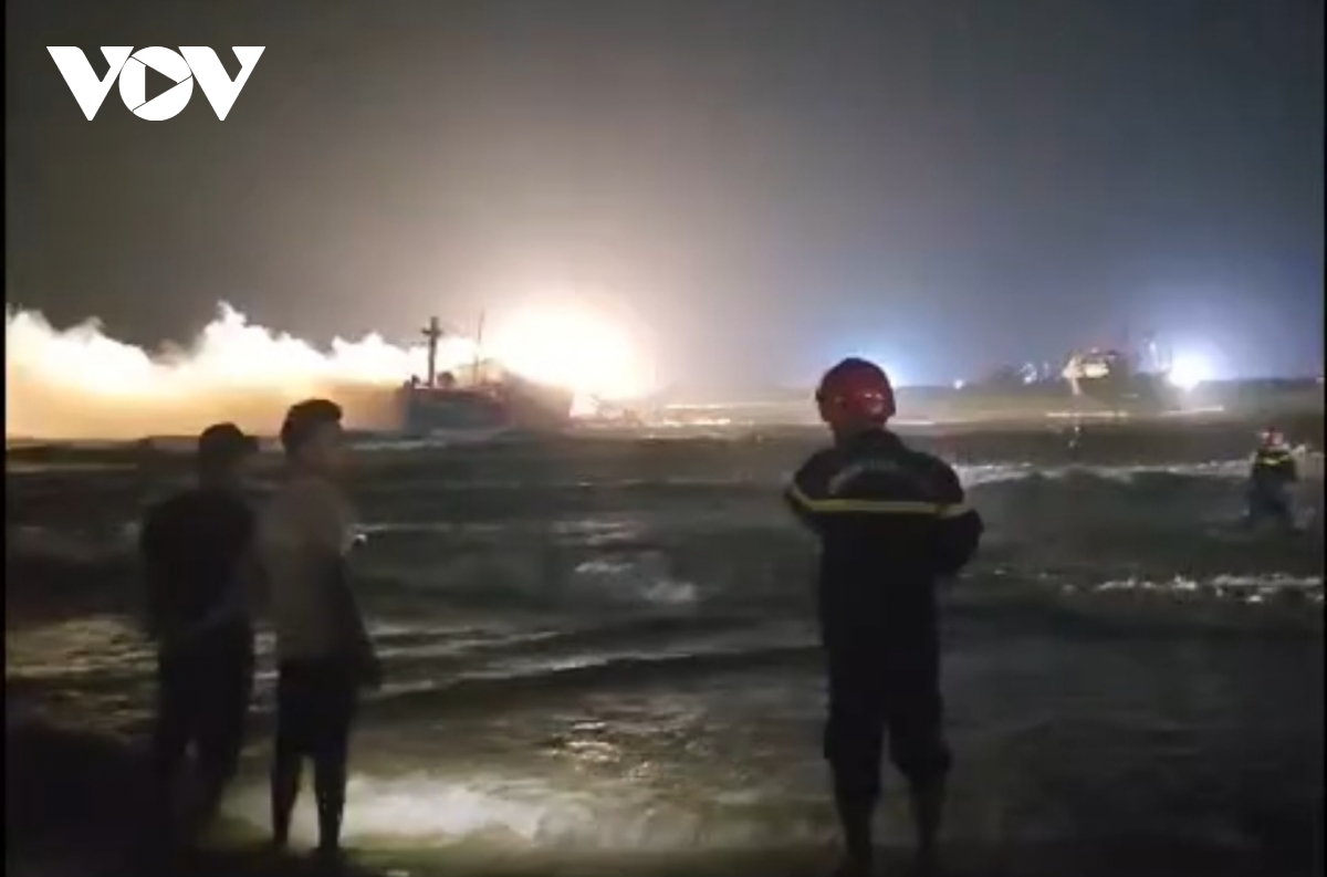 tau ca dang neo dau o quang ngai thi bi chay trong dem hinh anh 1