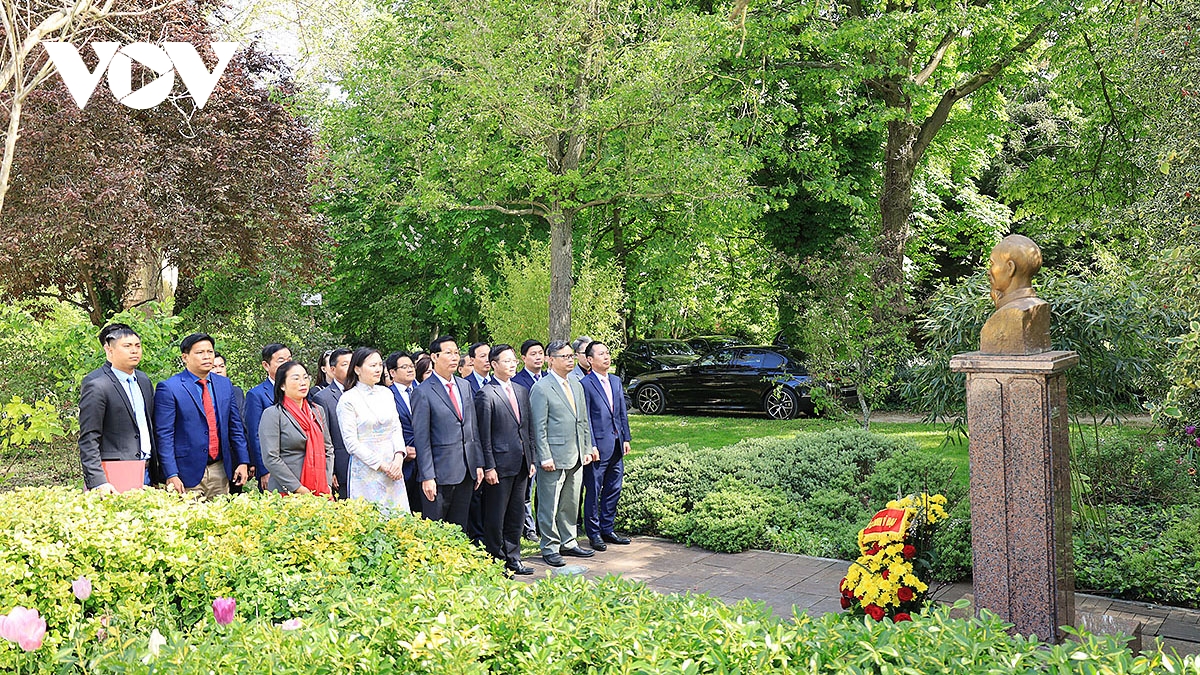 xuc dong le dang hoa tuong niem chu tich ho chi minh tai thanh pho montreuil, phap hinh anh 1