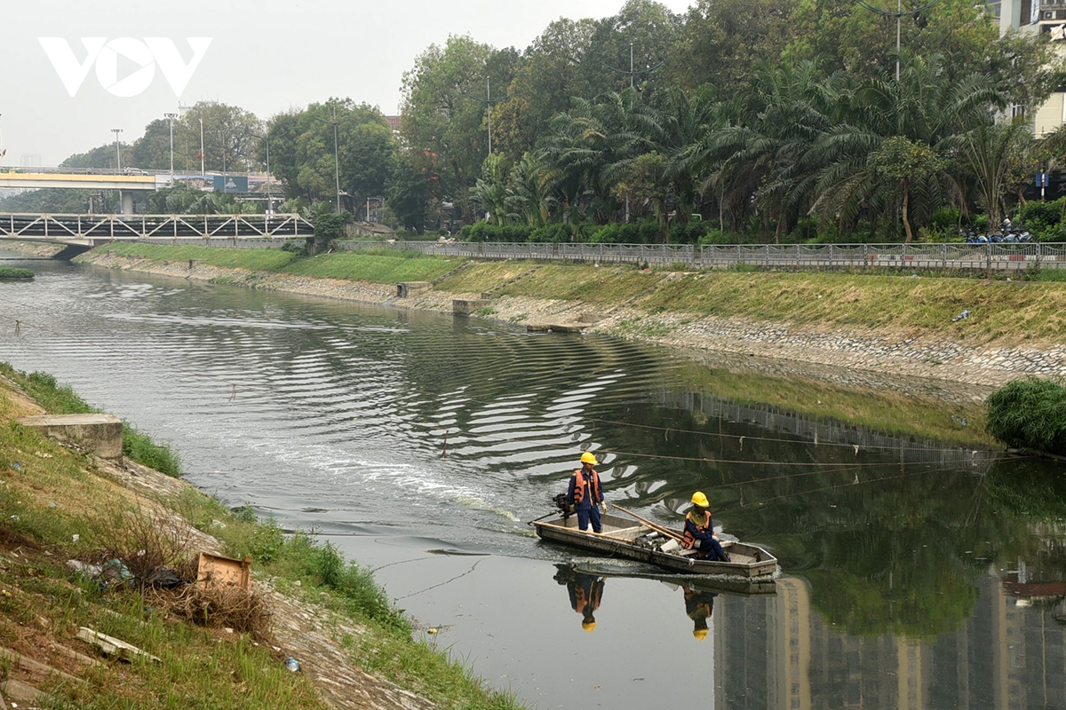 nuoc song to lich noi bot trang duoi dap cau quang O nhiem hay binh thuong hinh anh 1
