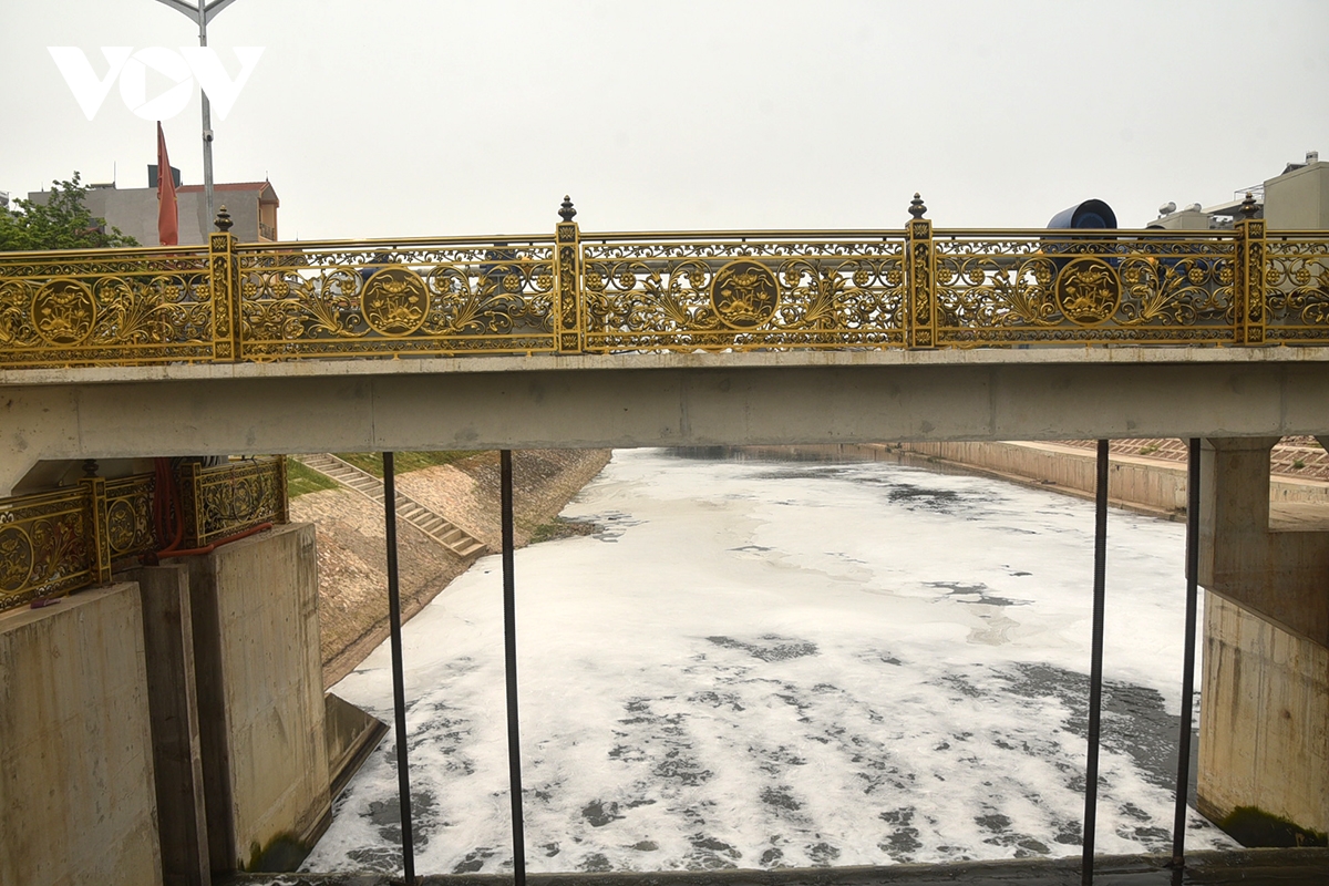 nuoc song to lich noi bot trang duoi dap cau quang O nhiem hay binh thuong hinh anh 14