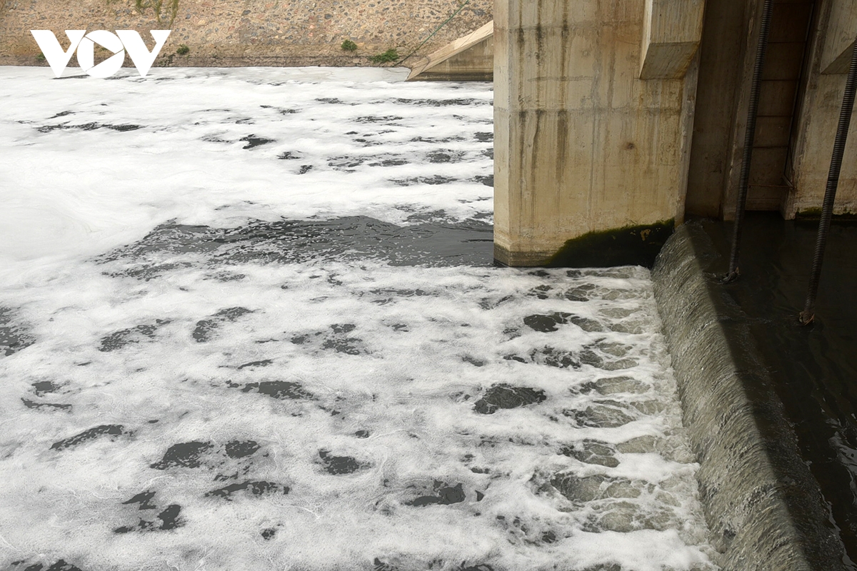 nuoc song to lich noi bot trang duoi dap cau quang O nhiem hay binh thuong hinh anh 13