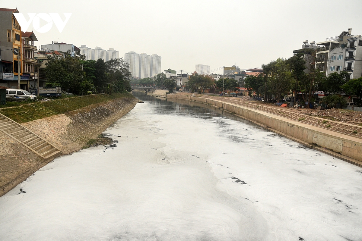 nuoc song to lich noi bot trang duoi dap cau quang O nhiem hay binh thuong hinh anh 12
