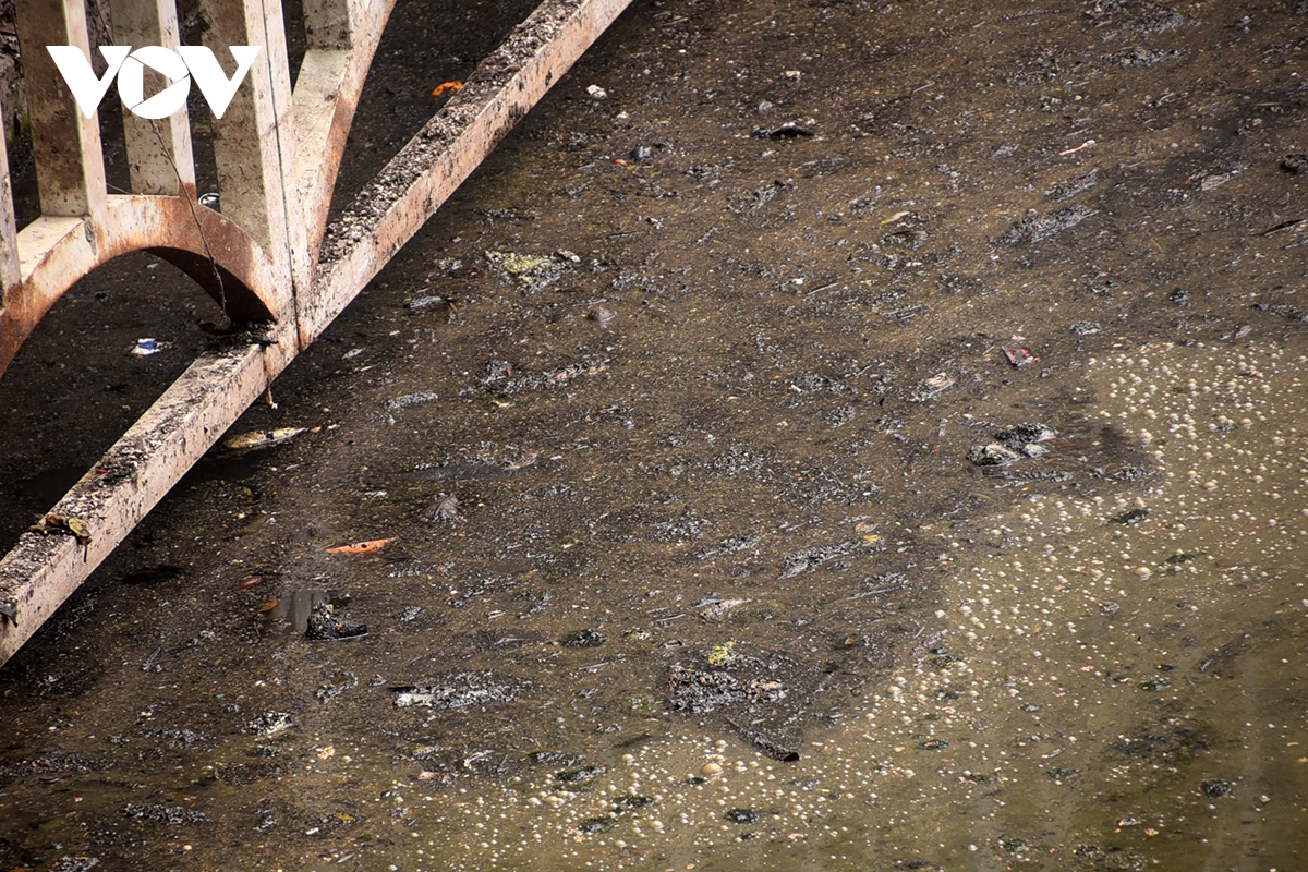 nuoc song to lich noi bot trang duoi dap cau quang O nhiem hay binh thuong hinh anh 5