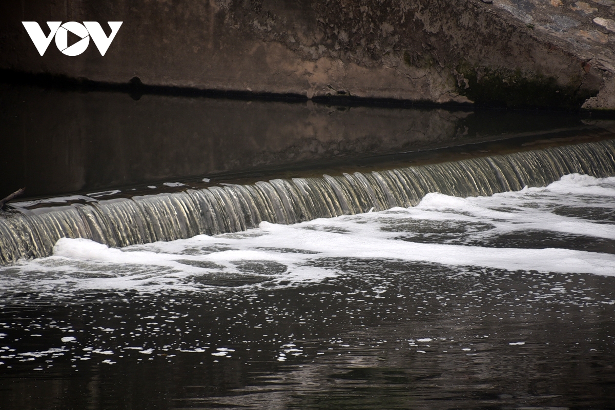 nuoc song to lich noi bot trang duoi dap cau quang O nhiem hay binh thuong hinh anh 7