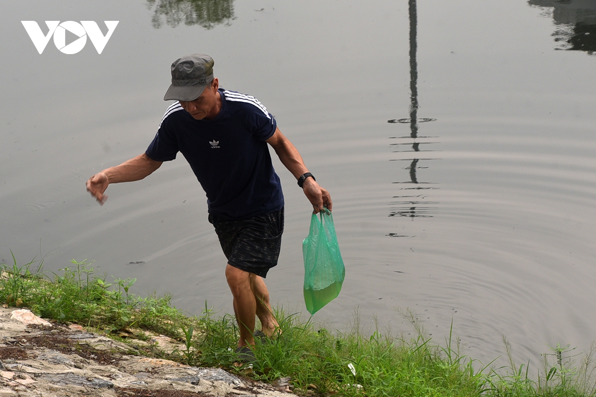 nuoc song to lich noi bot trang duoi dap cau quang O nhiem hay binh thuong hinh anh 2