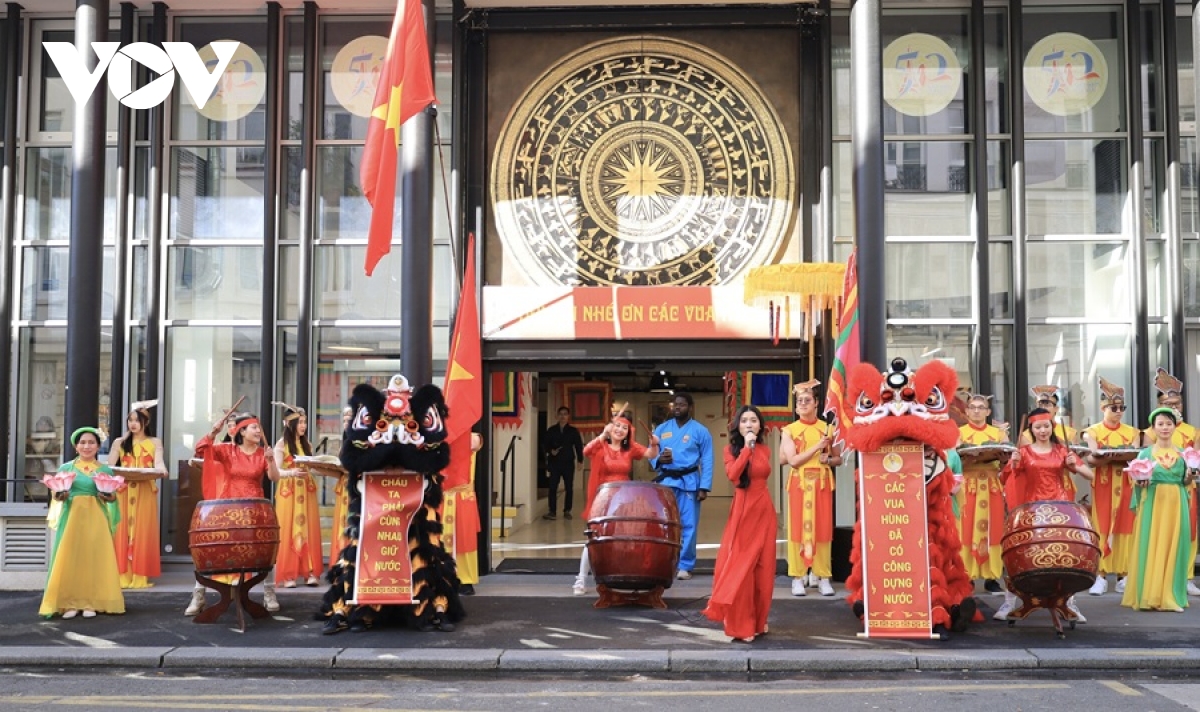 le gio to hung vuong tai paris hanh trinh ve nguon coi giua long nuoc phap hinh anh 1