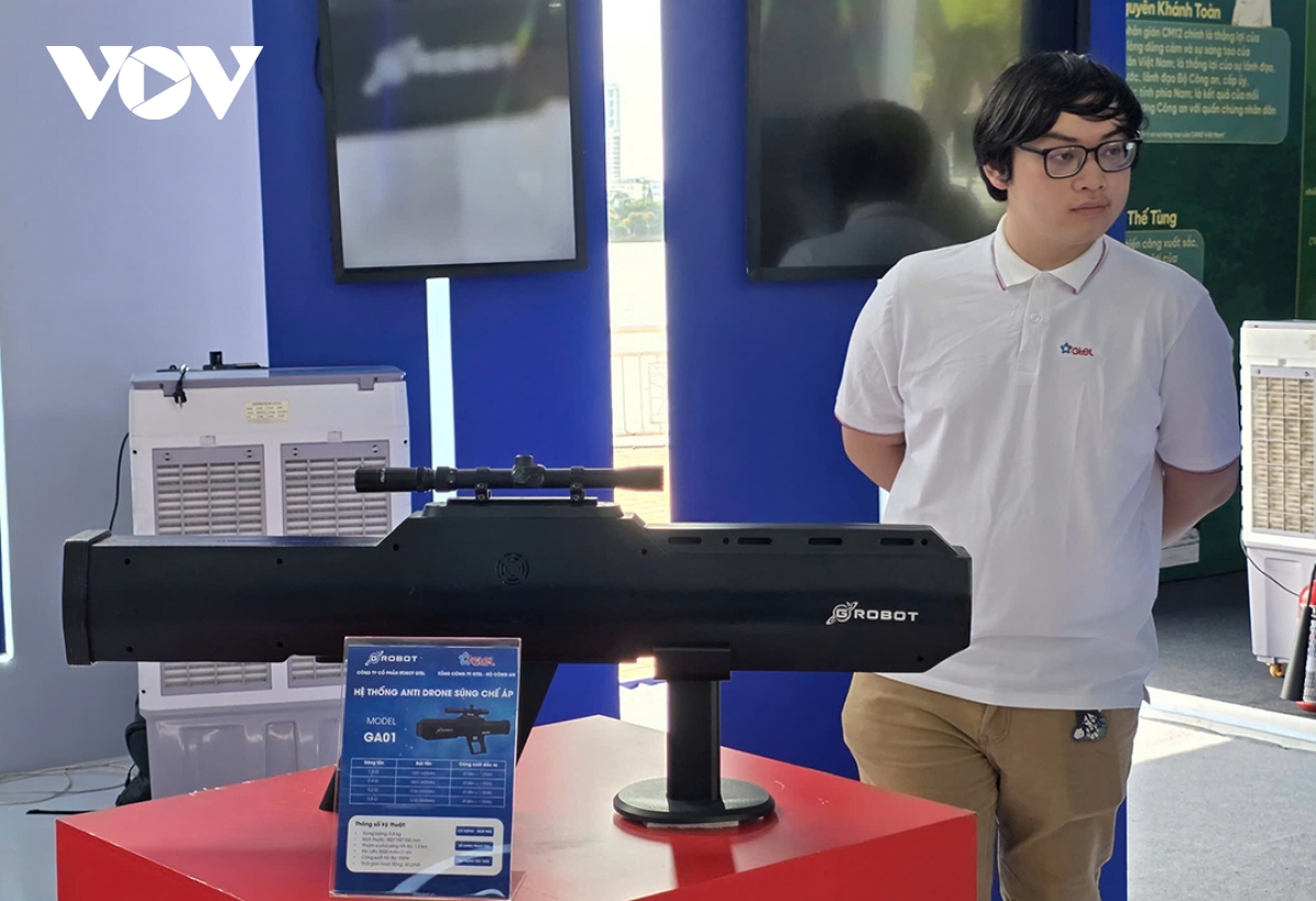 Dong dao nguoi dan den xem trien lam 80 nam an ninh nhan dan - la chan tham lang hinh anh 3