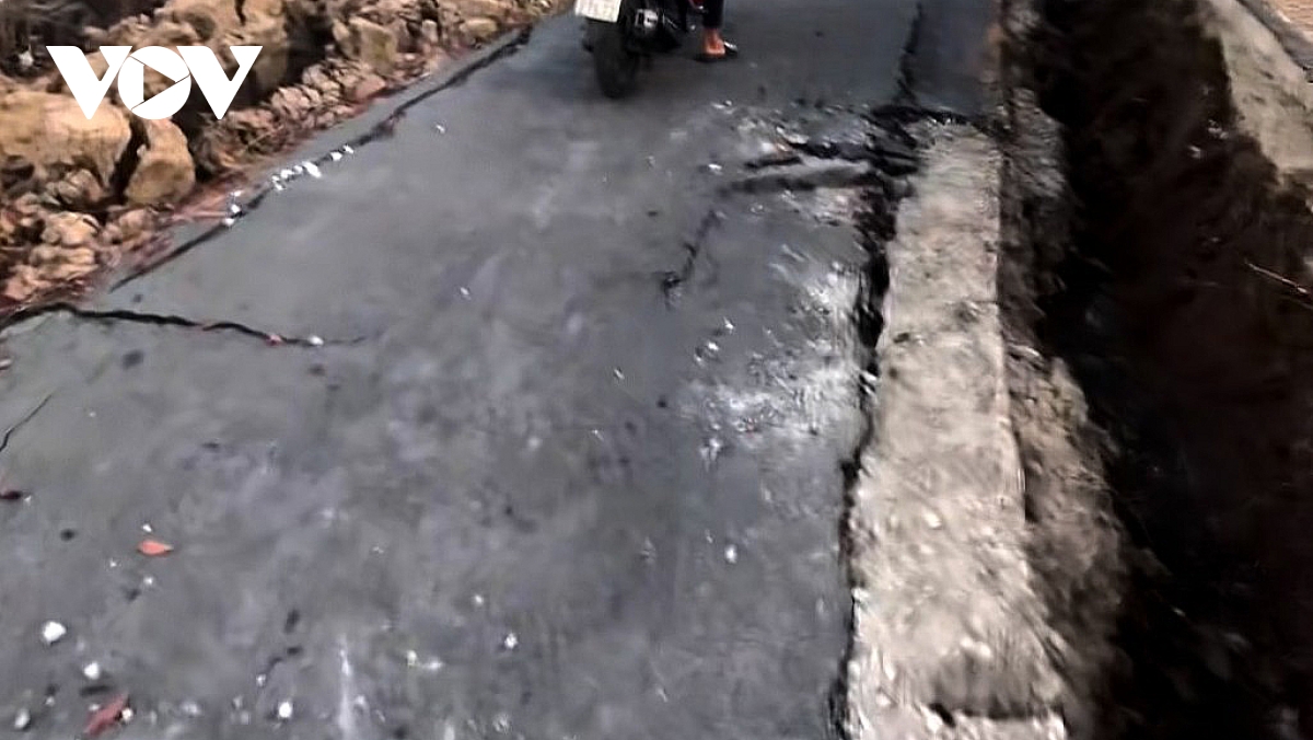 sut lun nghiem trong tuyen duong huyet mach cua xa cai nuoc, ca mau hinh anh 1