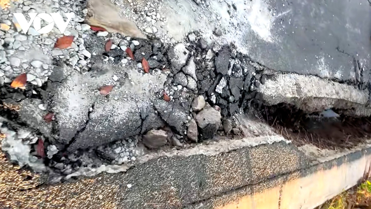 sut lun nghiem trong tuyen duong huyet mach cua xa cai nuoc, ca mau hinh anh 2