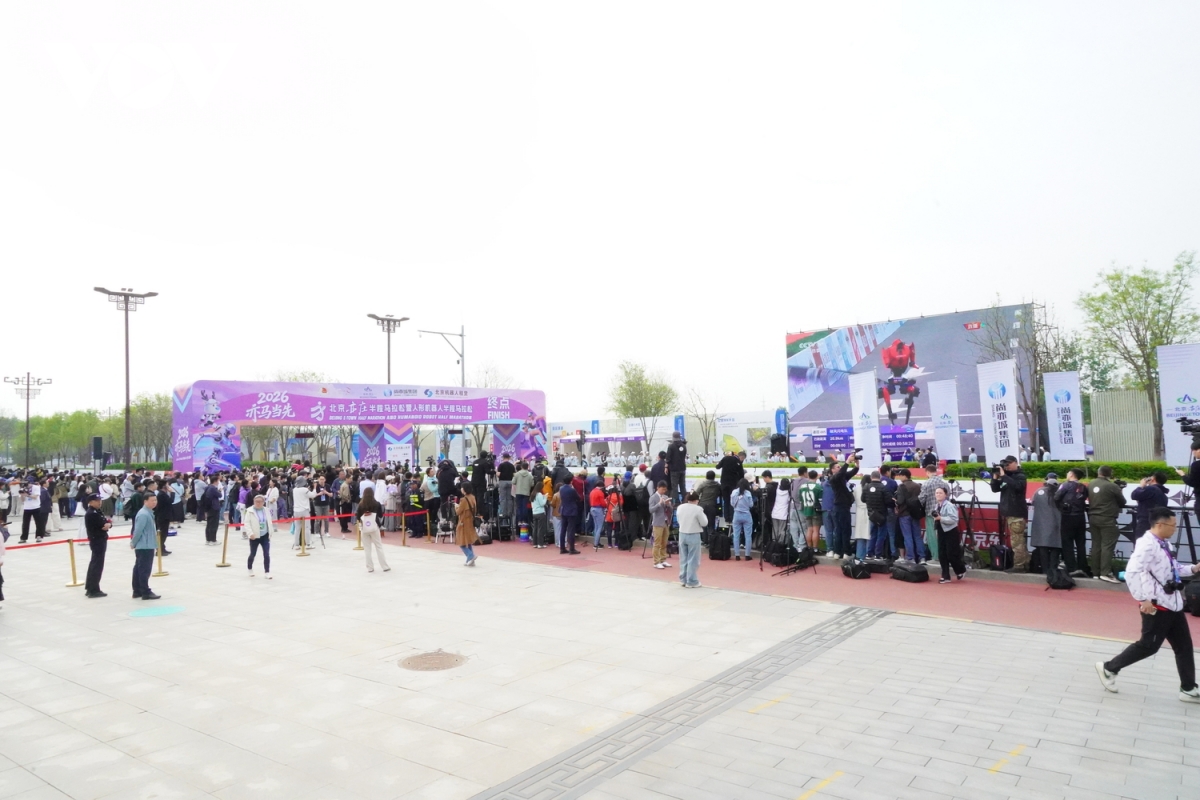 robot hinh nguoi tang toc tren duong dua tai bac kinh hinh anh 1