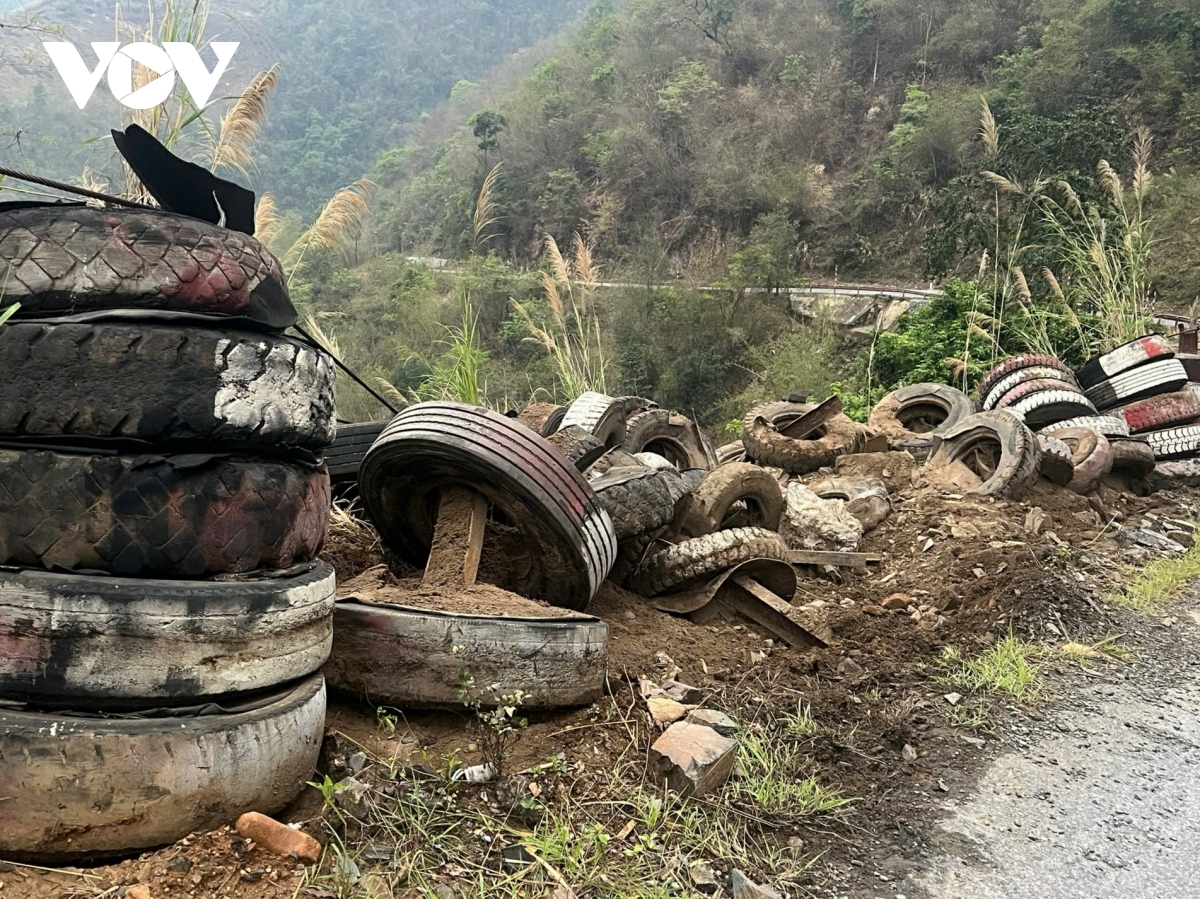 O to tai mat lai lao xuong taluy am tren quoc lo 37, mot nguoi tu vong hinh anh 1