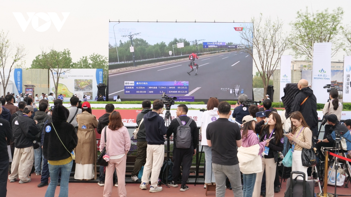 robot hinh nguoi tang toc tren duong dua tai bac kinh hinh anh 3