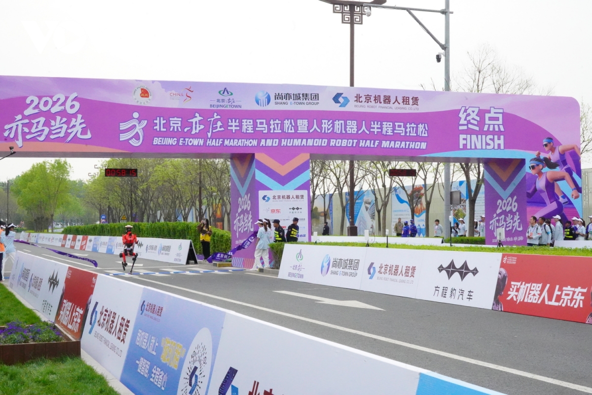 robot hinh nguoi tang toc tren duong dua tai bac kinh hinh anh 4