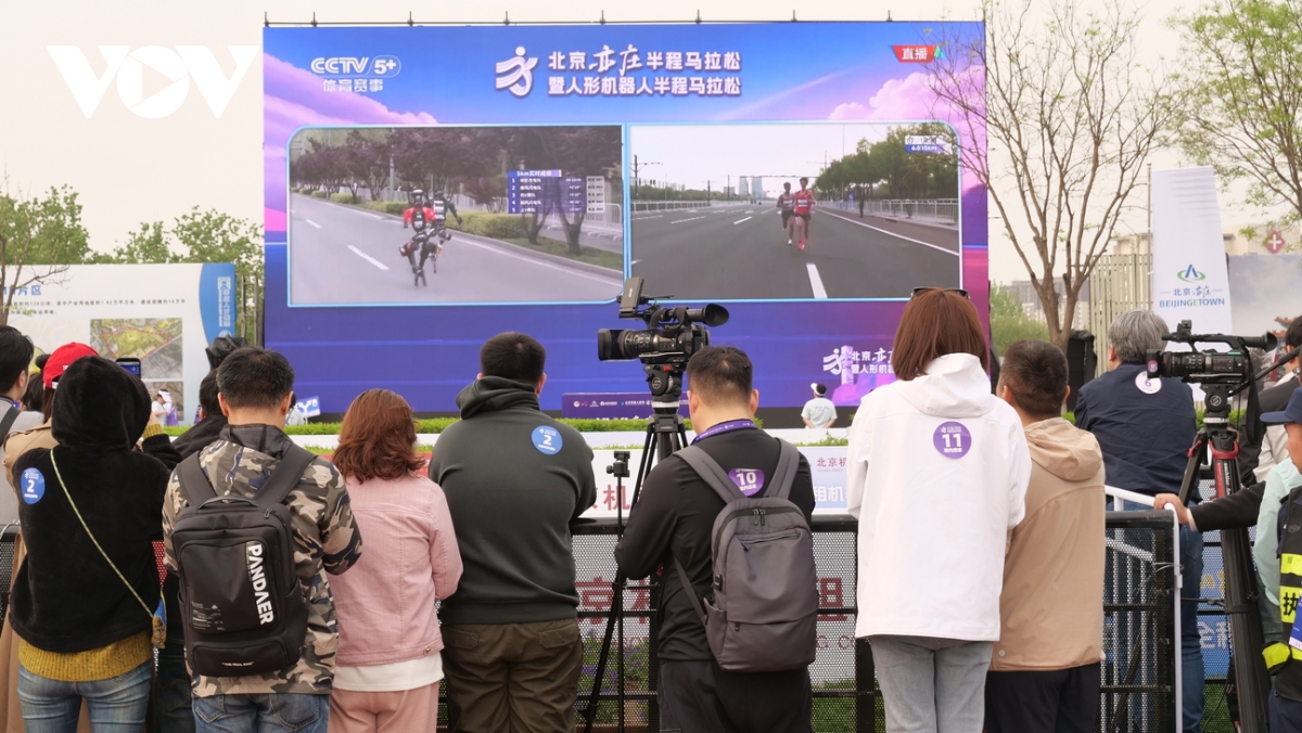 robot hinh nguoi tang toc tren duong dua tai bac kinh hinh anh 6