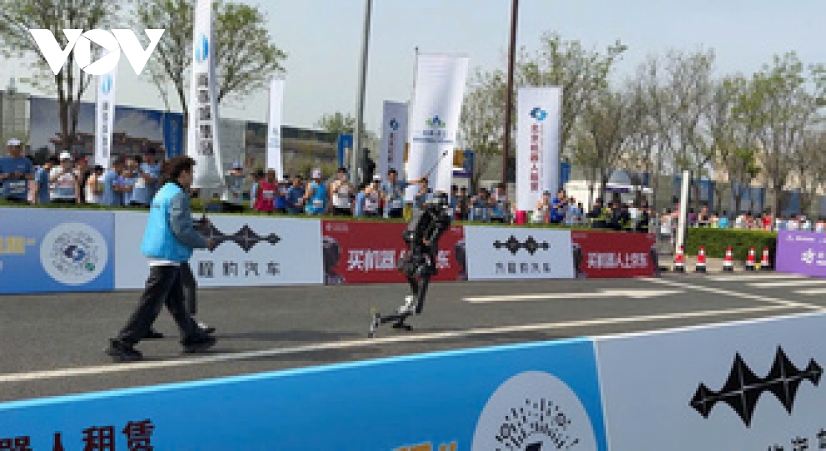 robot hinh nguoi tang toc tren duong dua tai bac kinh hinh anh 7