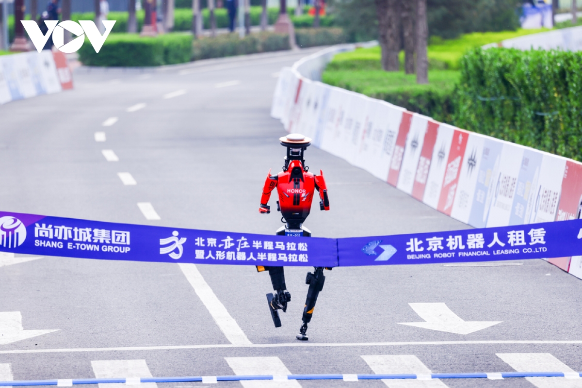 robot hinh nguoi tang toc tren duong dua tai bac kinh hinh anh 8