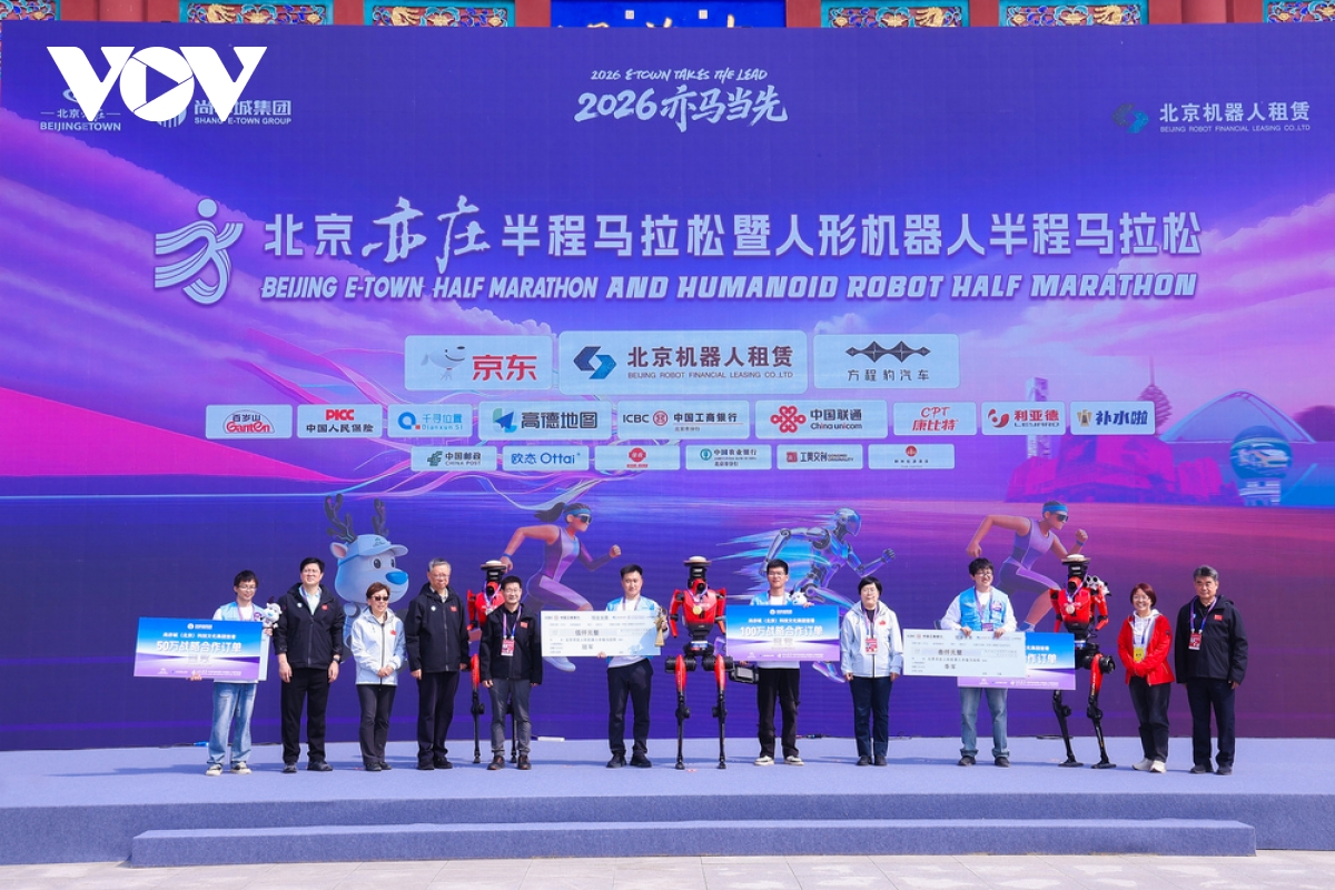 robot hinh nguoi tang toc tren duong dua tai bac kinh hinh anh 9