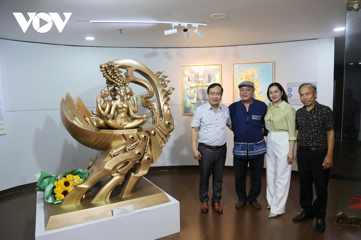 trien lam sac mau Dat quang nhan ky niem 51 nam ngay giai phong mien nam hinh anh 3