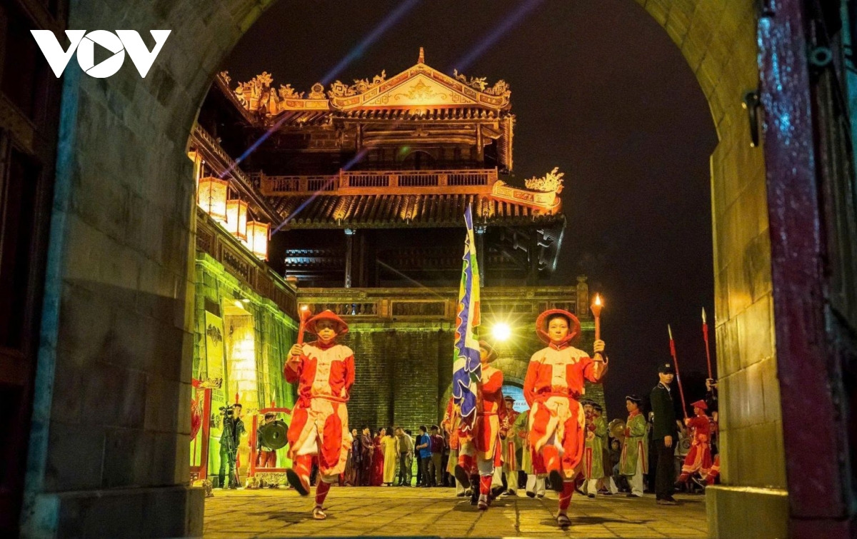 hue mo cua Dai noi ve dem phuc vu khach mua cao diem hinh anh 1