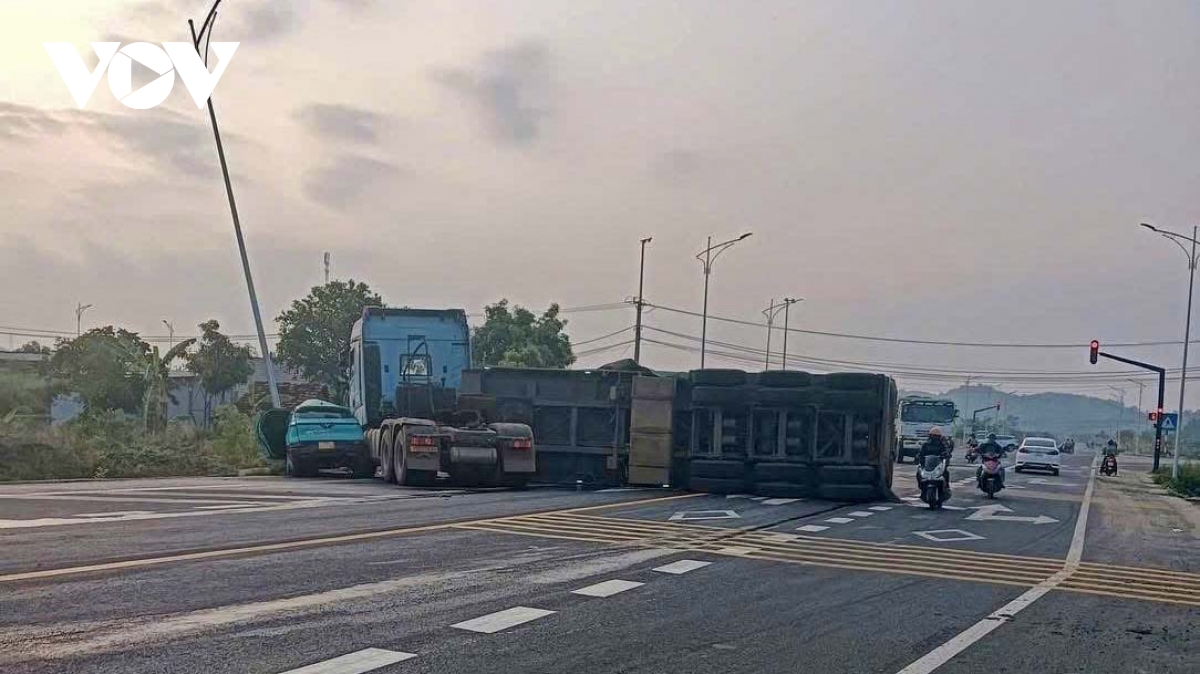 Di qua nut giao khong giam toc do, xe tai tong xe taxi lam hai nguoi thuong vong hinh anh 2