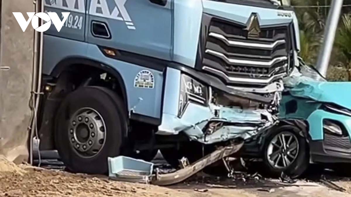 Di qua nut giao khong giam toc do, xe tai tong xe taxi lam hai nguoi thuong vong hinh anh 1