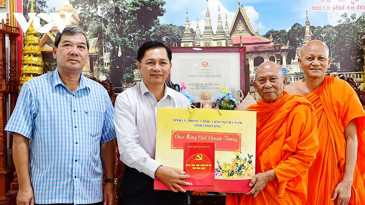 lanh dao tinh vinh long tham, chuc tet chol chnam thmay dong bao khmer hinh anh 1