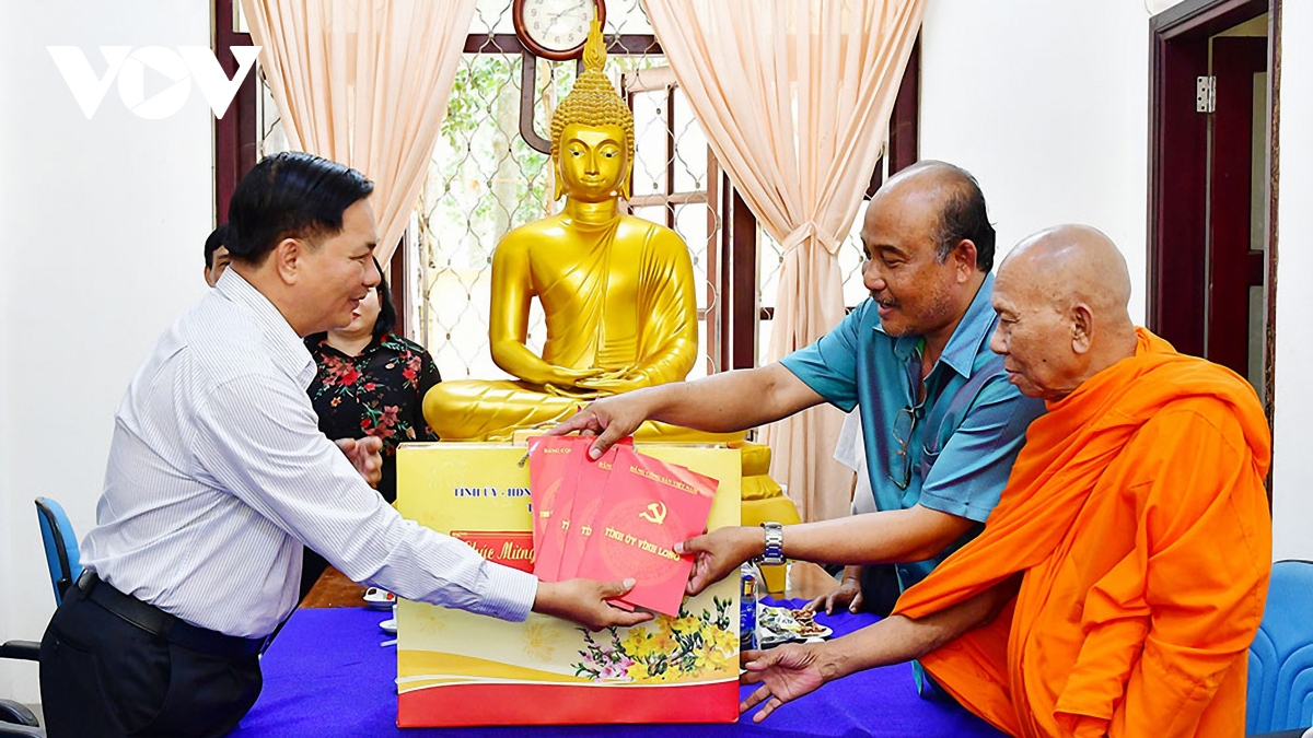 lanh dao tinh vinh long tham, chuc tet chol chnam thmay dong bao khmer hinh anh 2