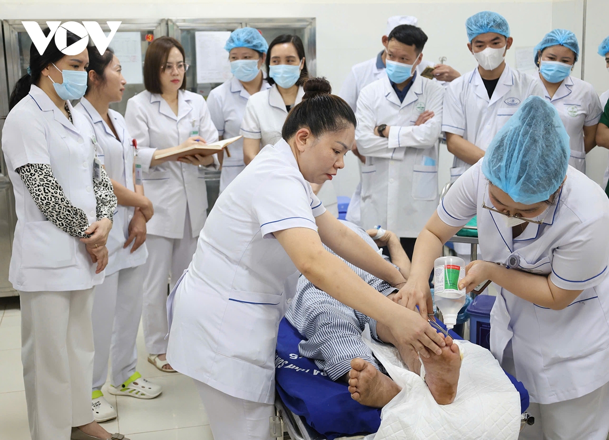 chuyen gia cao cap ve mien nui tap huan cap cuu ngung tuan hoan cho y te co so hinh anh 2