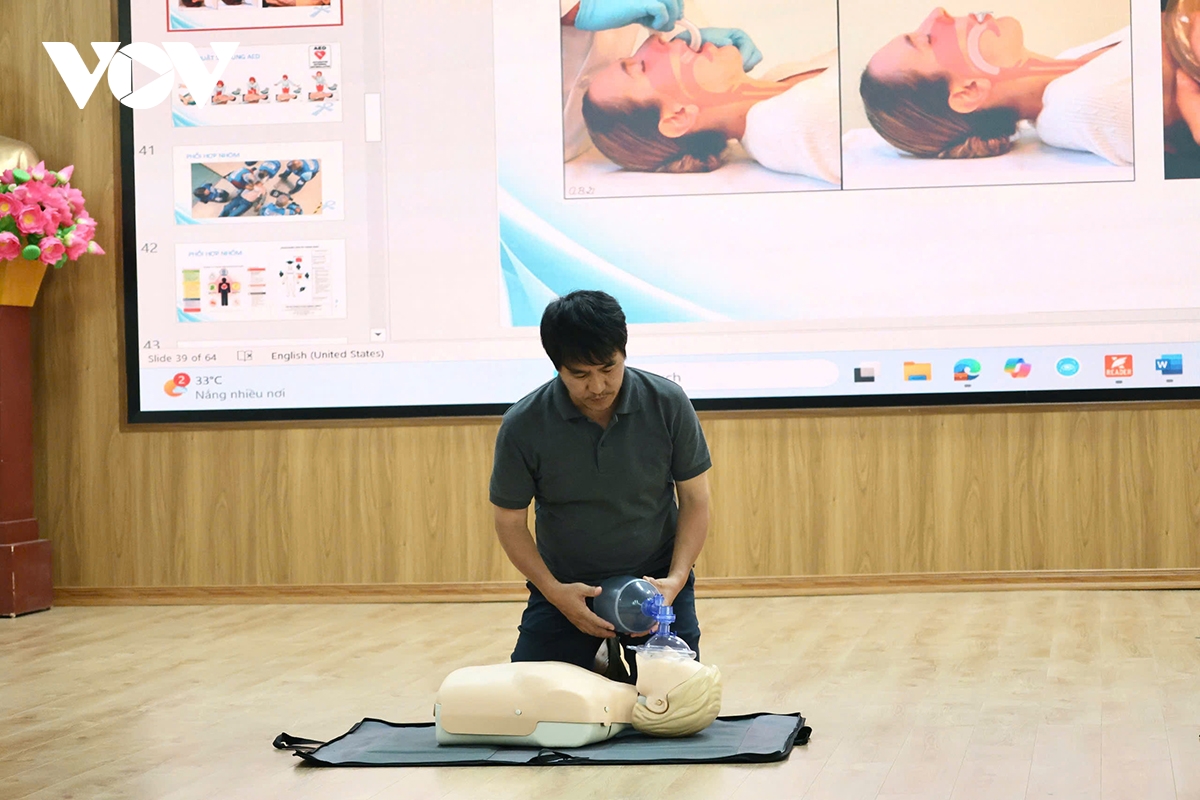 chuyen gia cao cap ve mien nui tap huan cap cuu ngung tuan hoan cho y te co so hinh anh 4