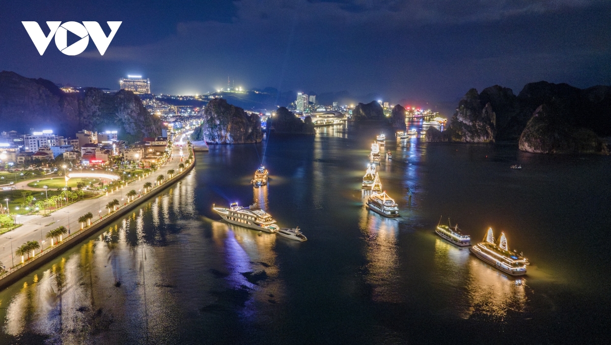 hon 70 tau du lich trinh dien song hoi anh sang tren vinh ha long hinh anh 1