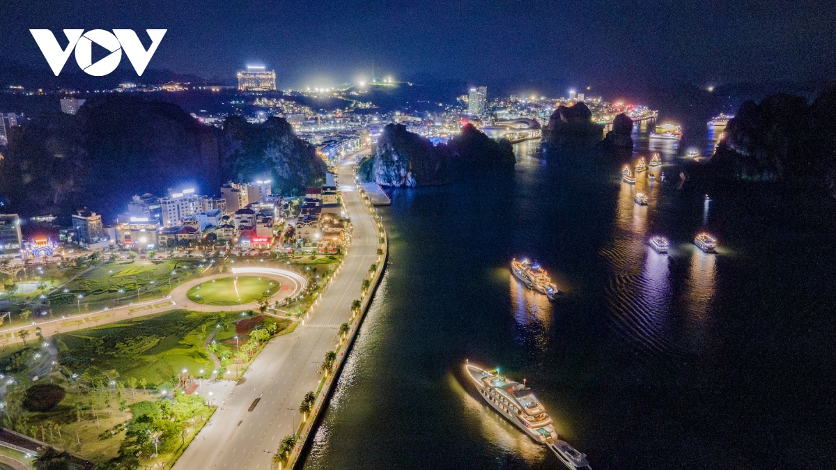 hon 70 tau du lich trinh dien song hoi anh sang tren vinh ha long hinh anh 10