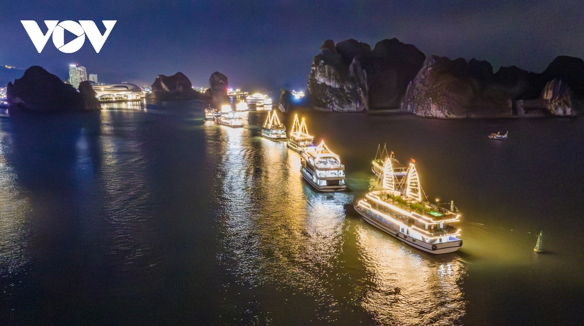 hon 70 tau du lich trinh dien song hoi anh sang tren vinh ha long hinh anh 2