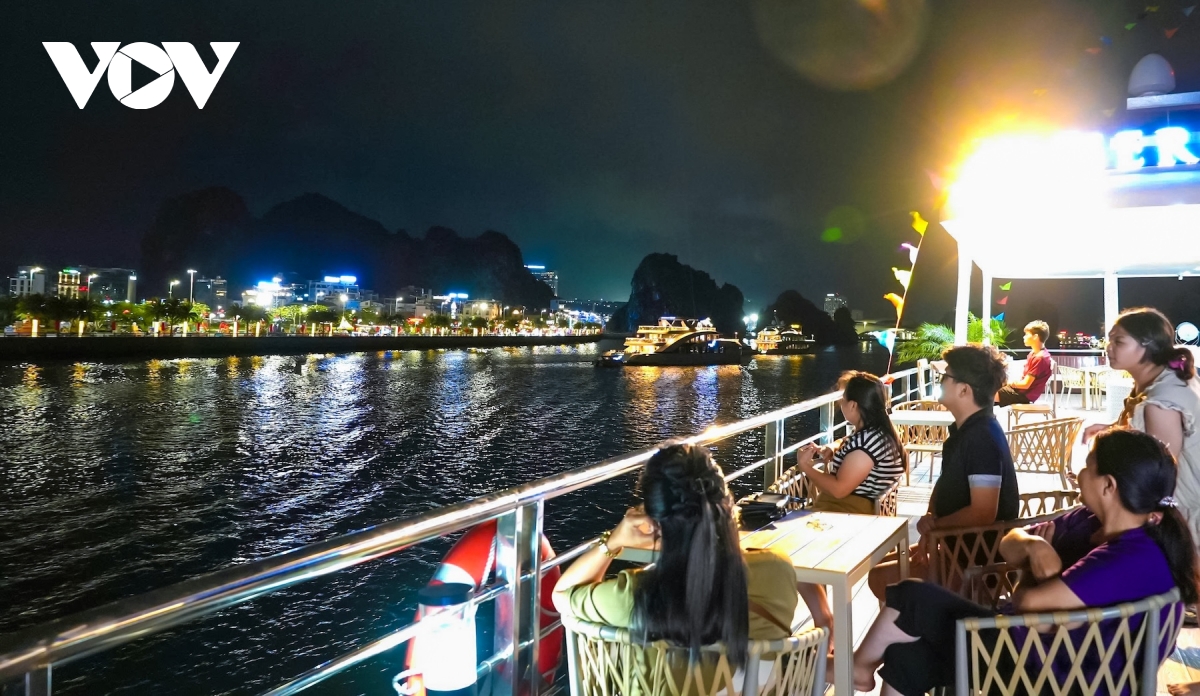 hon 70 tau du lich trinh dien song hoi anh sang tren vinh ha long hinh anh 3