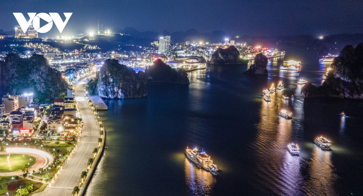 hon 70 tau du lich trinh dien song hoi anh sang tren vinh ha long hinh anh 4