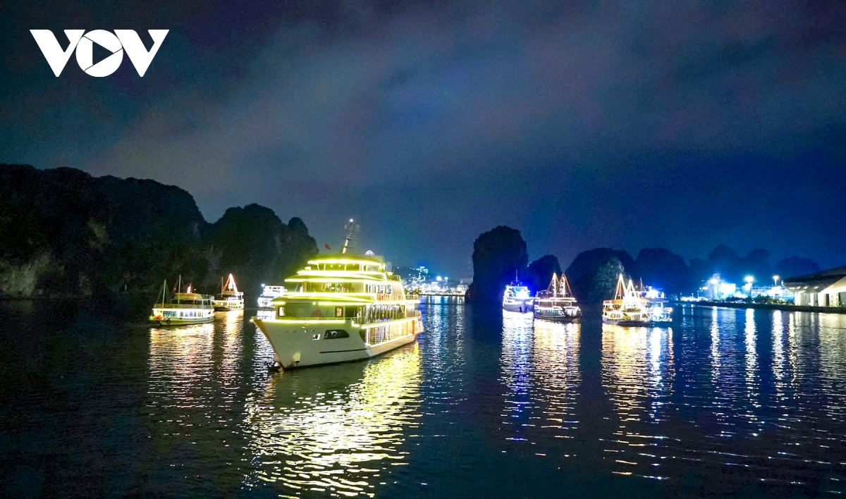 hon 70 tau du lich trinh dien song hoi anh sang tren vinh ha long hinh anh 5