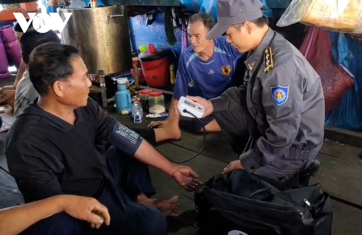 tau kiem ngu cuu keo tau ca cung 36 ngu dan gap nan tren bien dac khu truong sa hinh anh 3