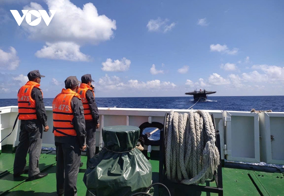 tau kiem ngu cuu keo tau ca cung 36 ngu dan gap nan tren bien dac khu truong sa hinh anh 2