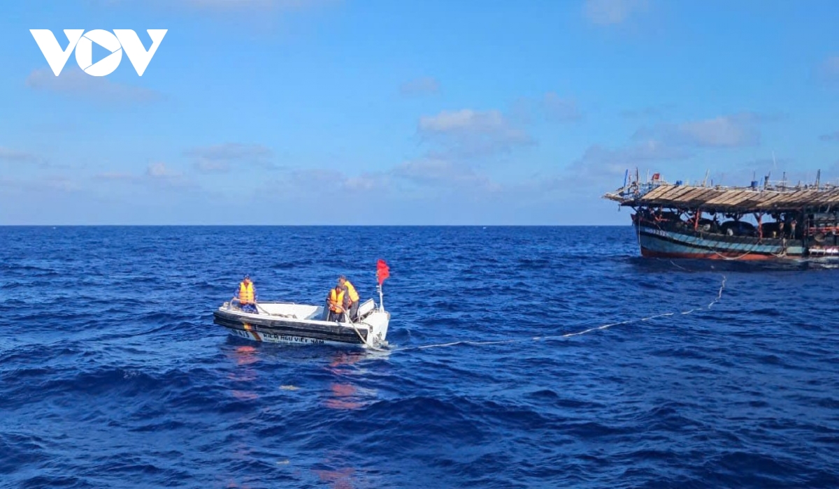 tau kiem ngu cuu keo tau ca cung 36 ngu dan gap nan tren bien dac khu truong sa hinh anh 1